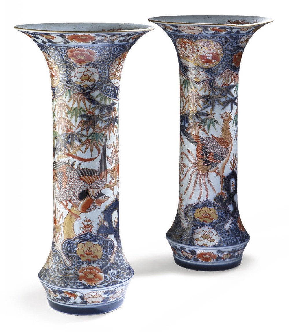 PAIRE DE VASES CORNET EN PORCELAINE