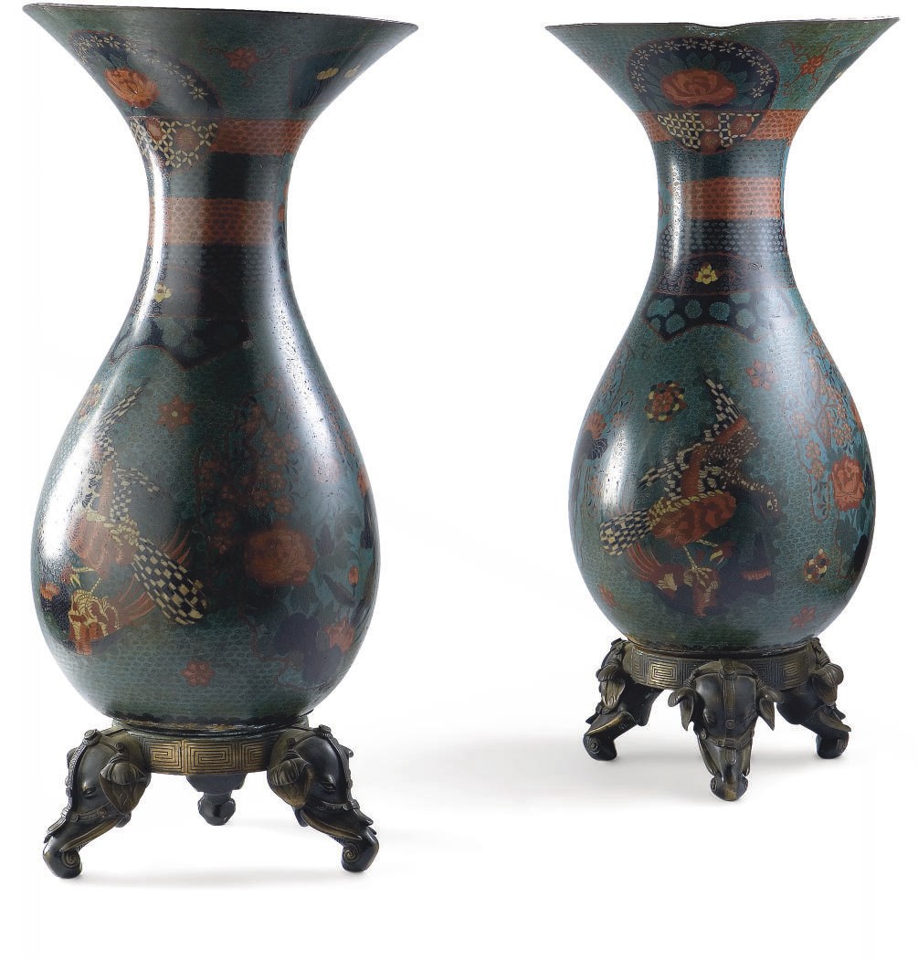 PAIRE DE VASES EN BRONZE ET EMAUX CHAMPLEVES