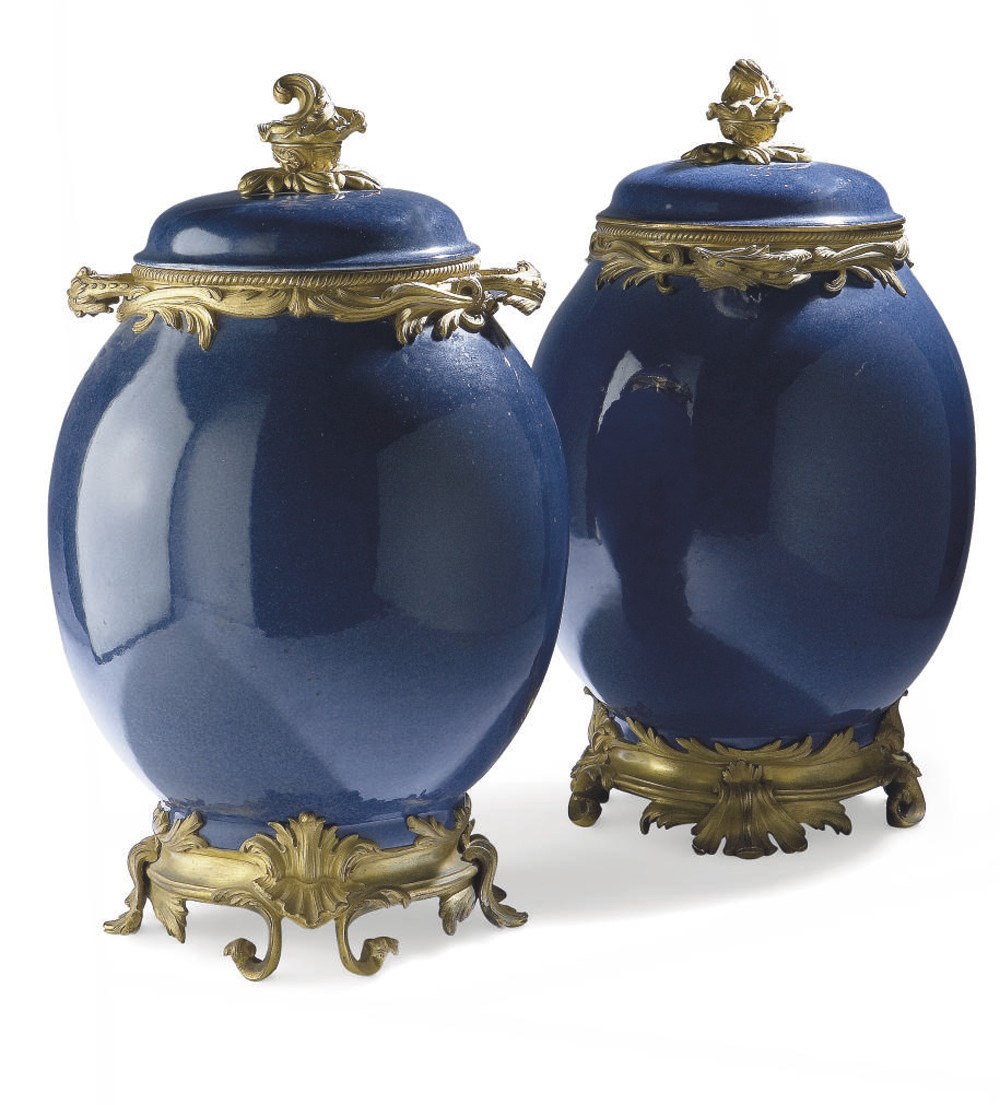 PAIRE DE VASES COUVERTS DE STYLE LOUIS XV