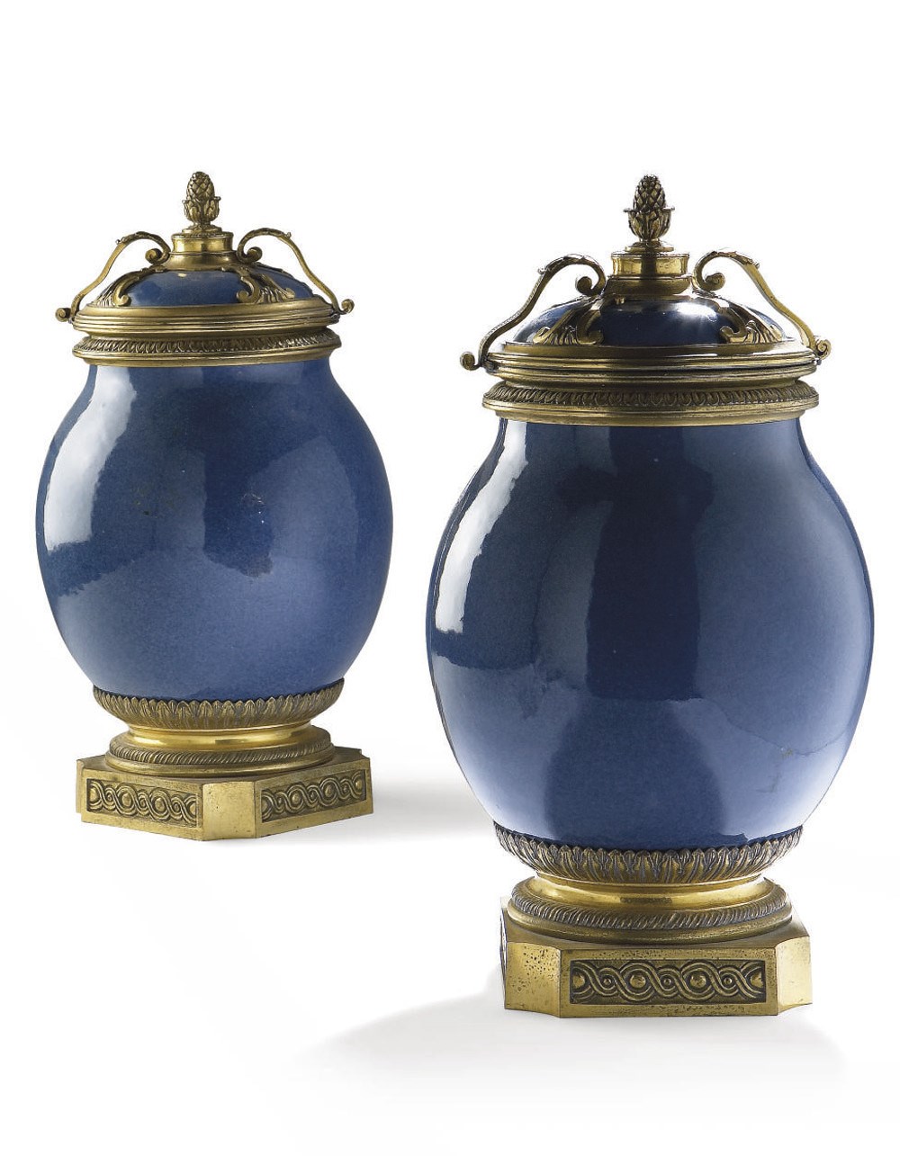 PAIRE DE POTS COUVERTS STYLE LOUIS XVI
