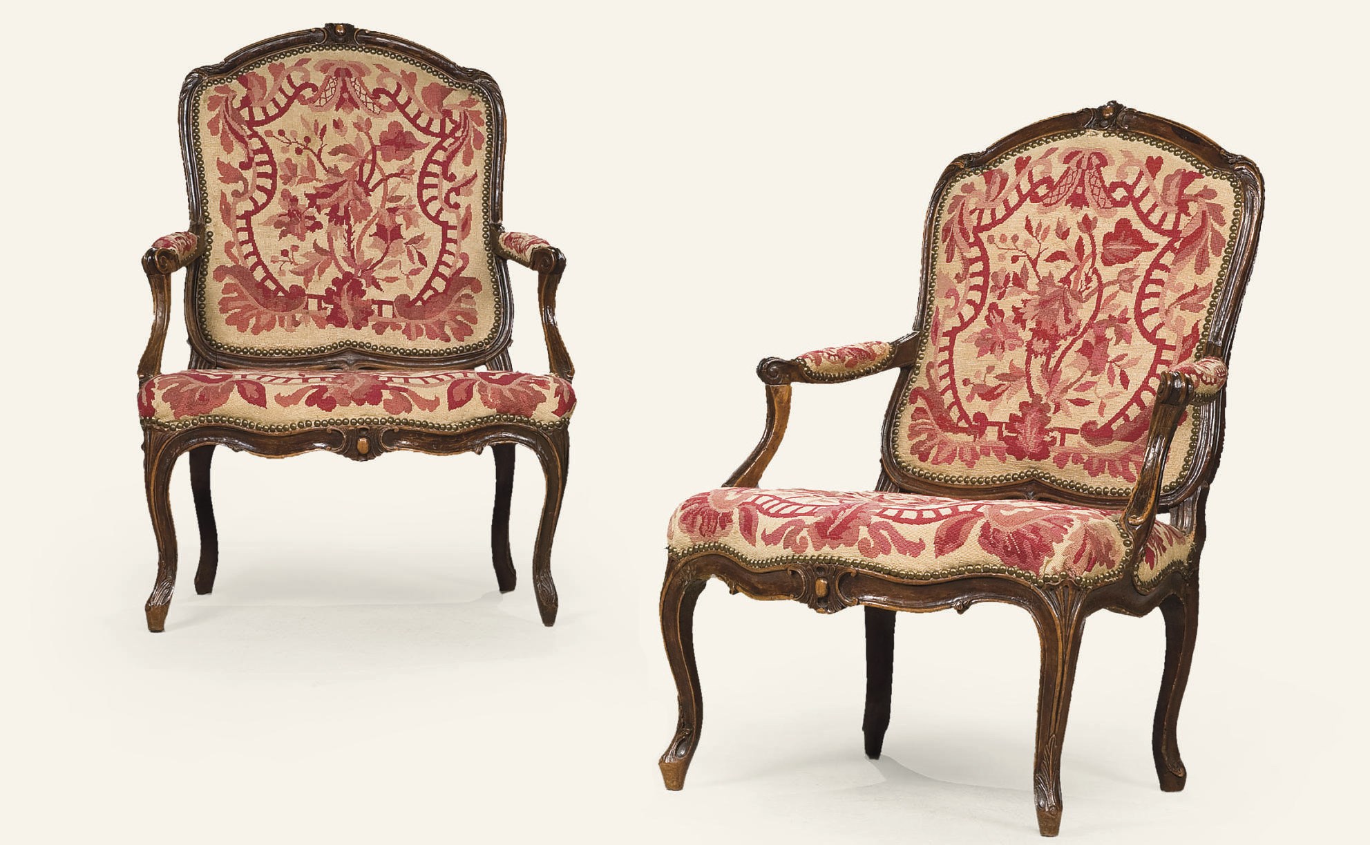 PAIRE DE FAUTEUILS A LA REINE D'EPOQUE LOUIS XV
