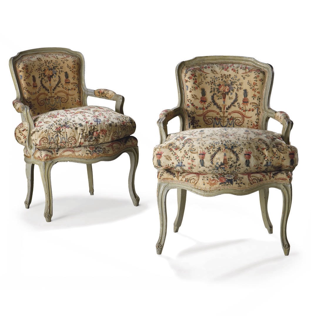 PAIRE DE FAUTEUILS EN CABRIOLET D'EPOQUE LOUIS XV