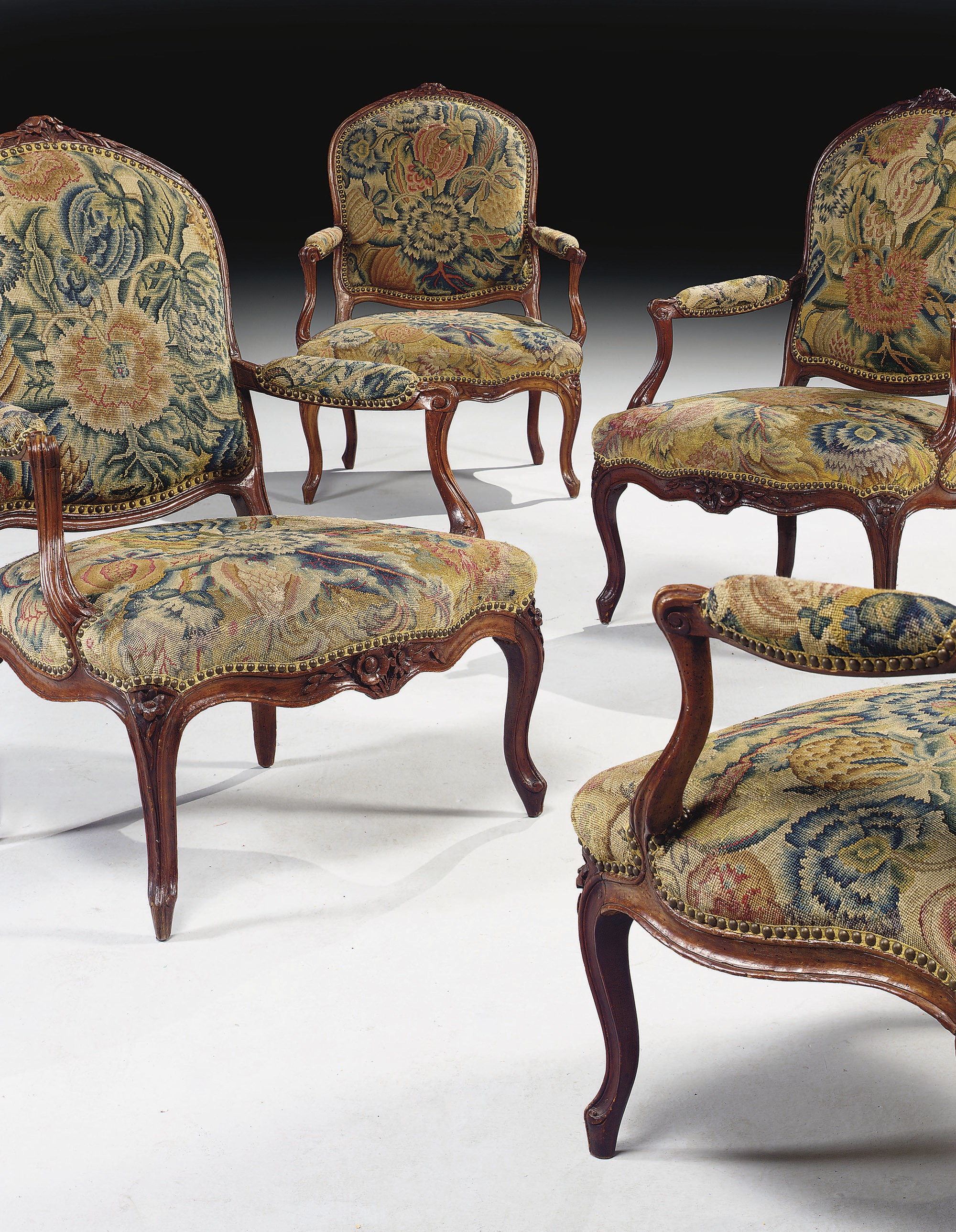 SUITE DE QUATRE FAUTEUILS A LA REINE D'EPOQUE LOUIS XV