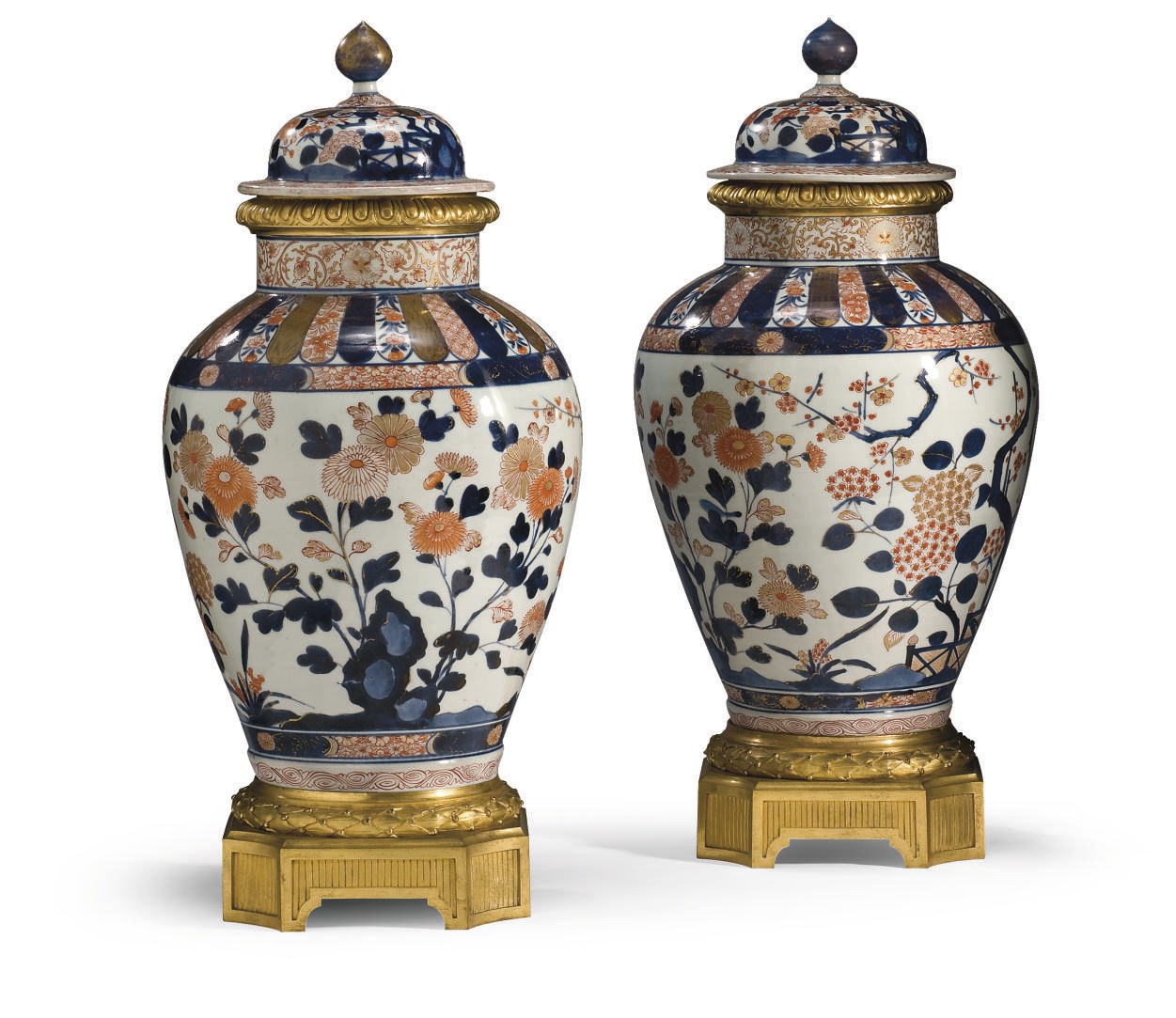 PAIRE DE POTICHES COUVERTES EN PORCELAINE IMARI