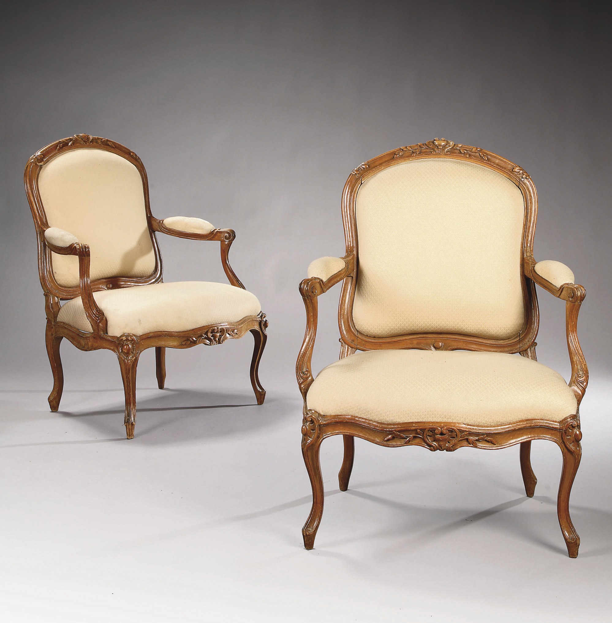 PAIRE DE FAUTEUILS A LA REINE A CHASSIS D'EPOQUE LOUIS XV