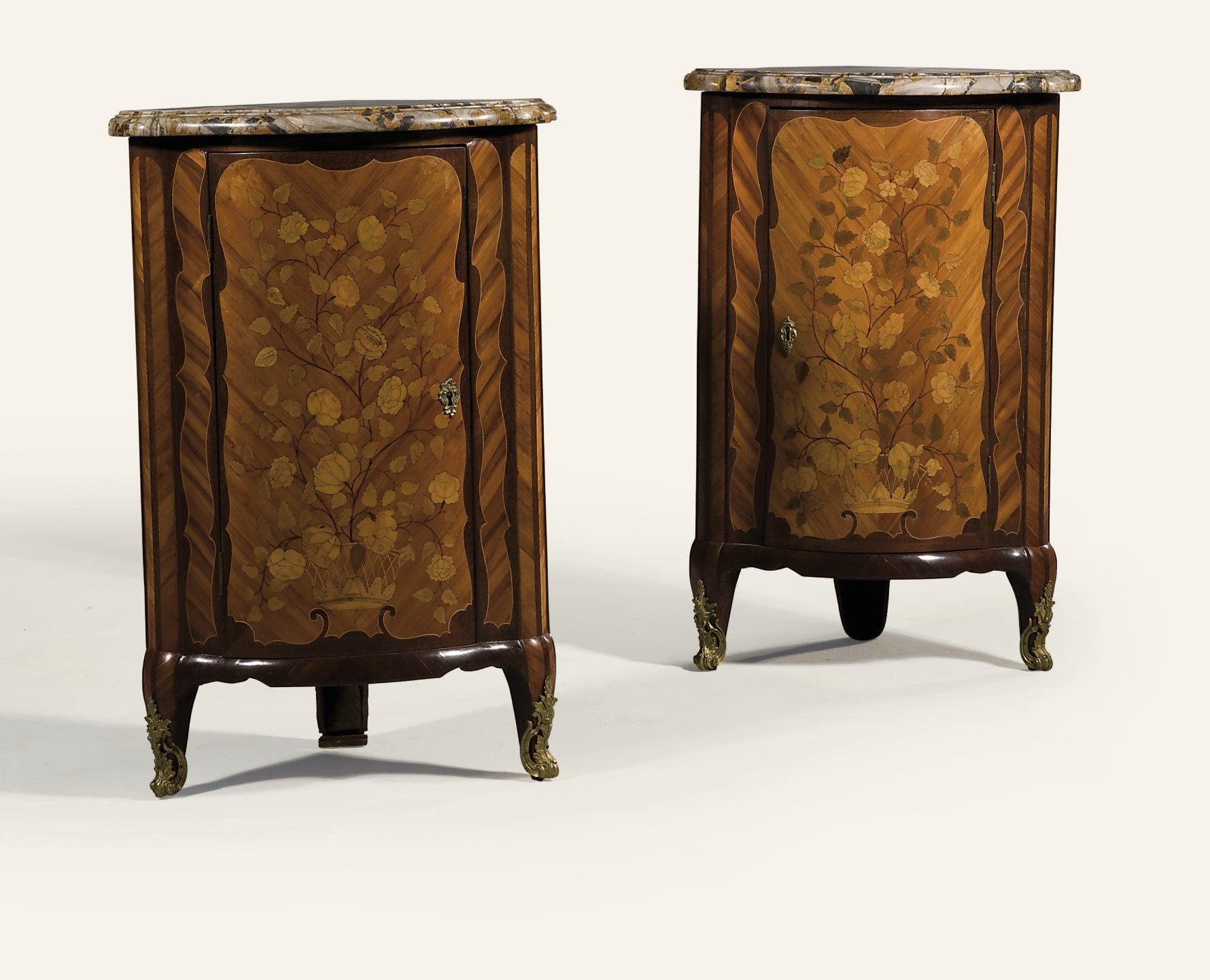 PAIRE D'ENCOIGNURES D'EPOQUE LOUIS XV
