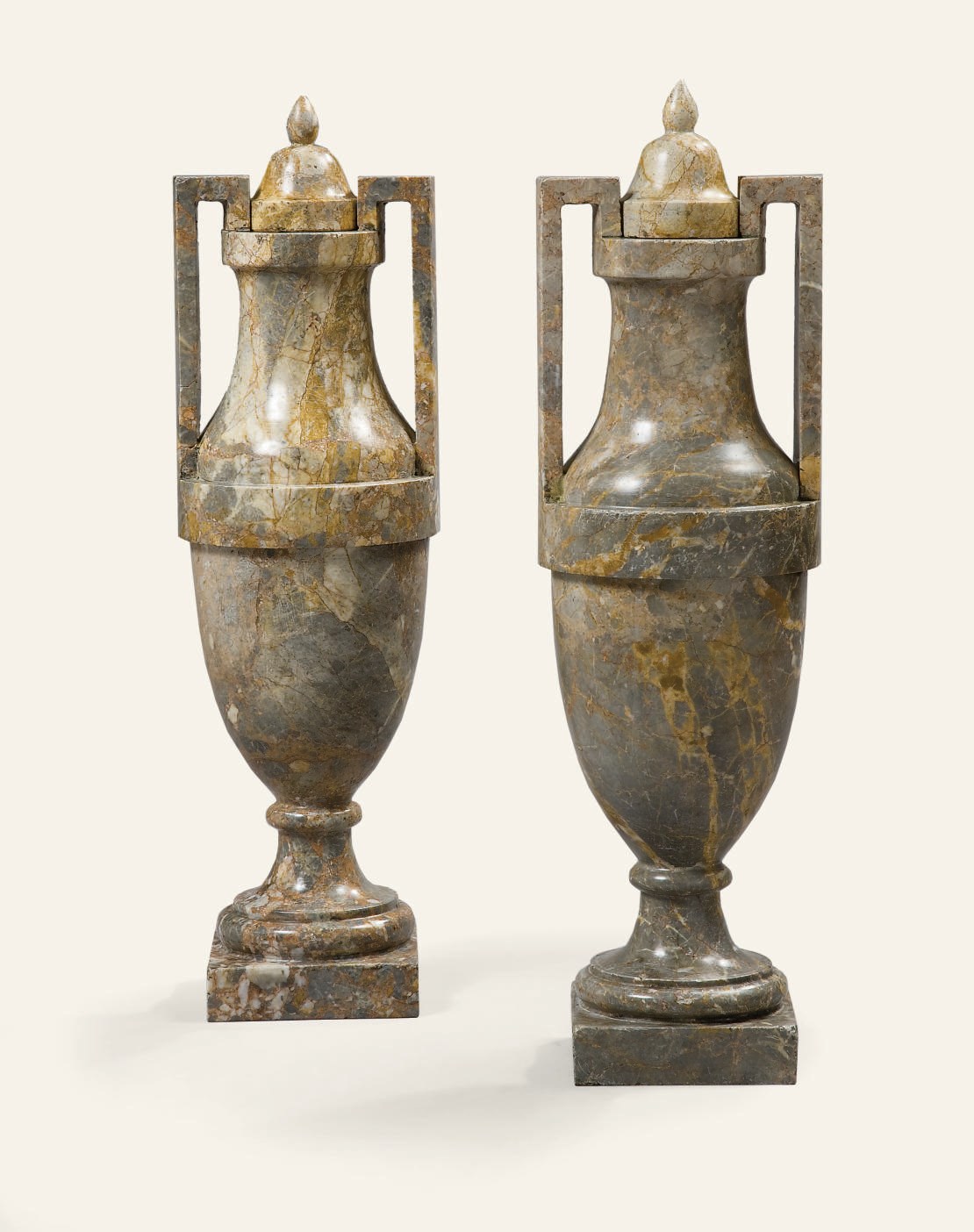 PAIRE D'URNES COUVERTES DE STYLE NEOCLASSIQUE