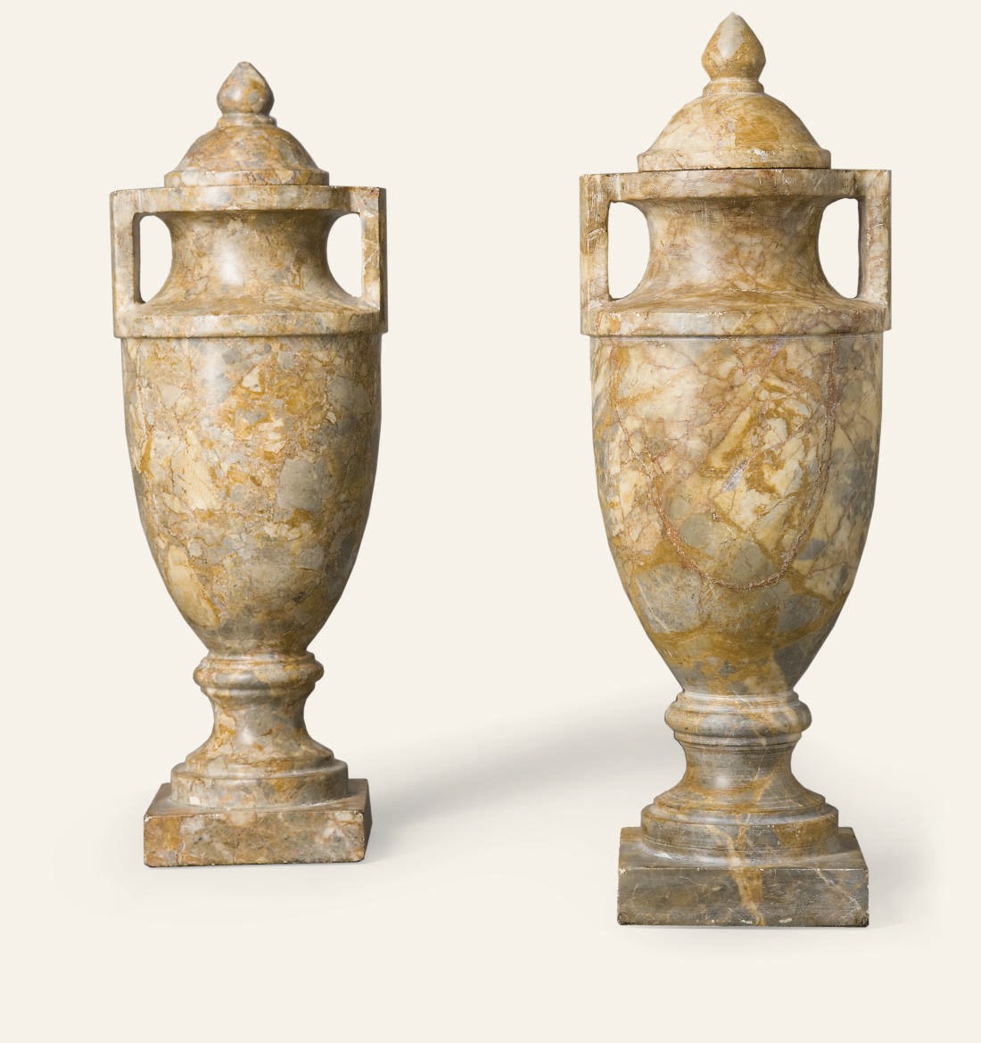 PAIRE D'URNES COUVERTES DE STYLE NEOCLASSIQUE