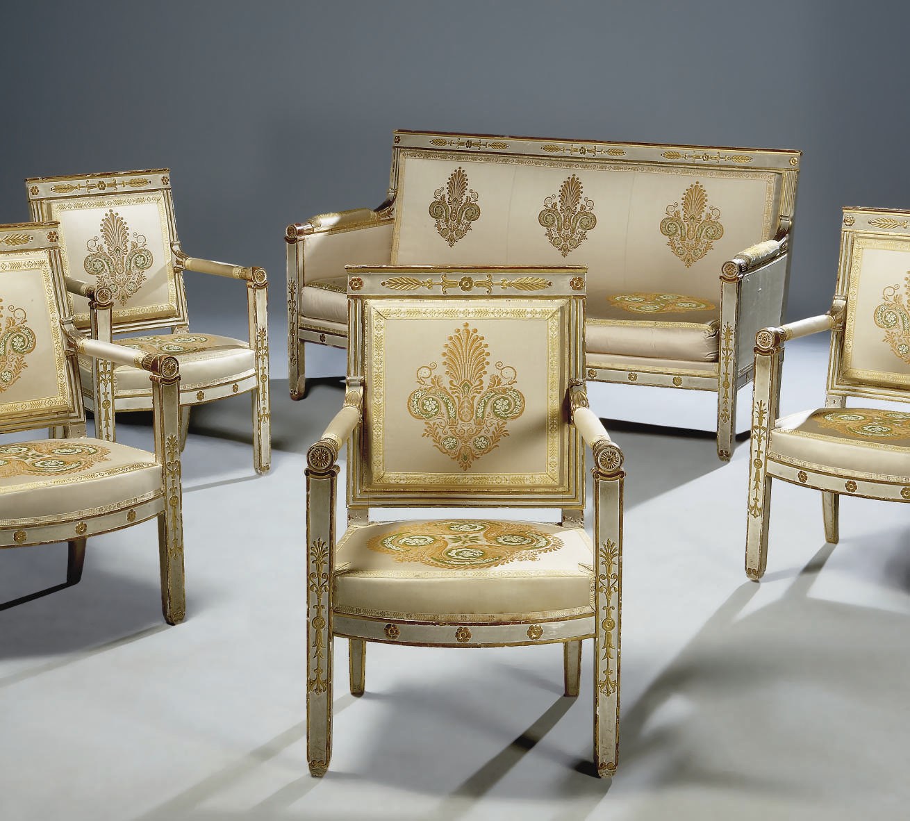 SUITE COMPRENANT UN CANAPE ET QUATRE FAUTEUILS D'EPOQUE EMPIRE
