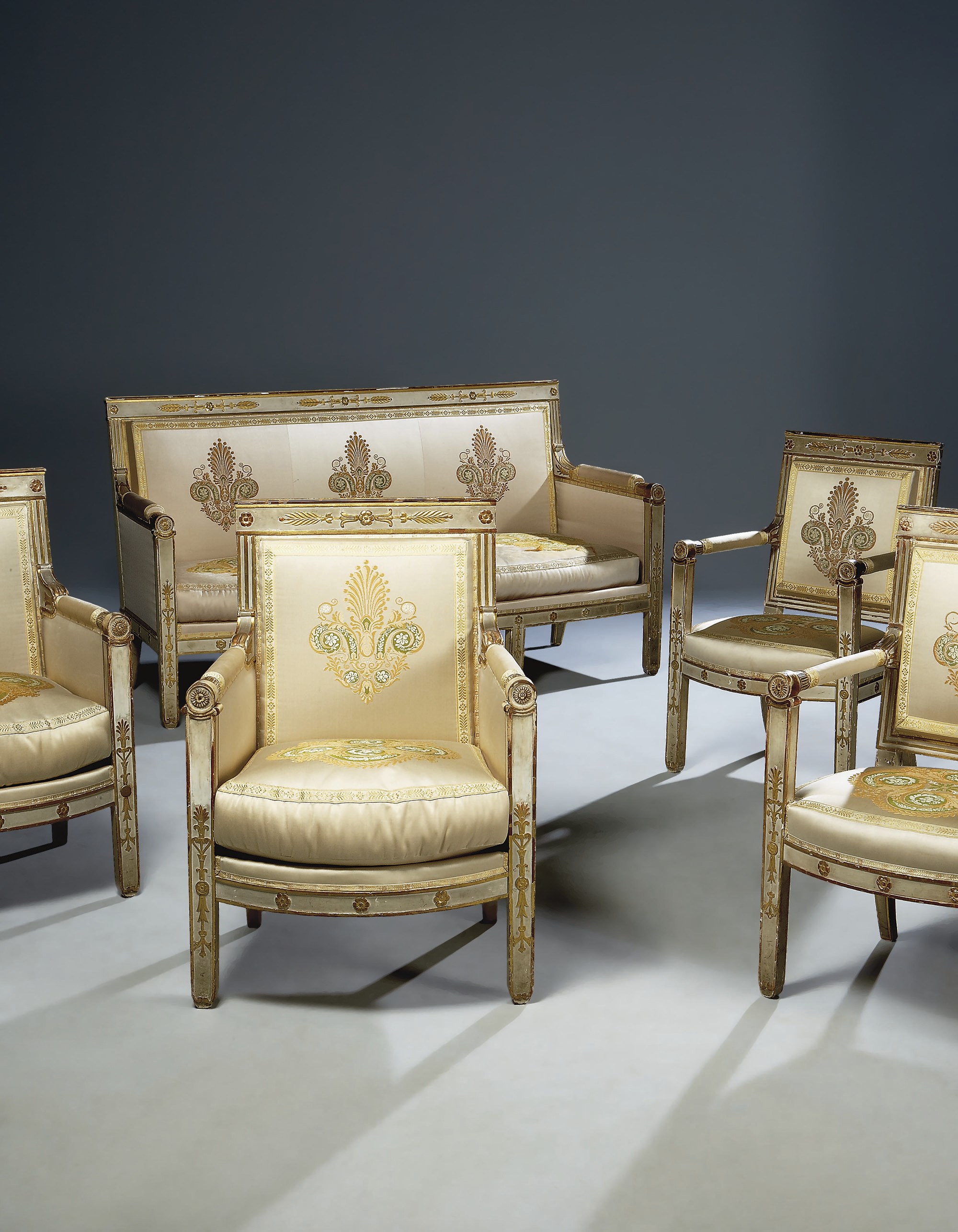 SUITE COMPRENANT UN CANAPE, DEUX BERGERES ET DEUX FAUTEUILS D'EPOQUE EMPIRE