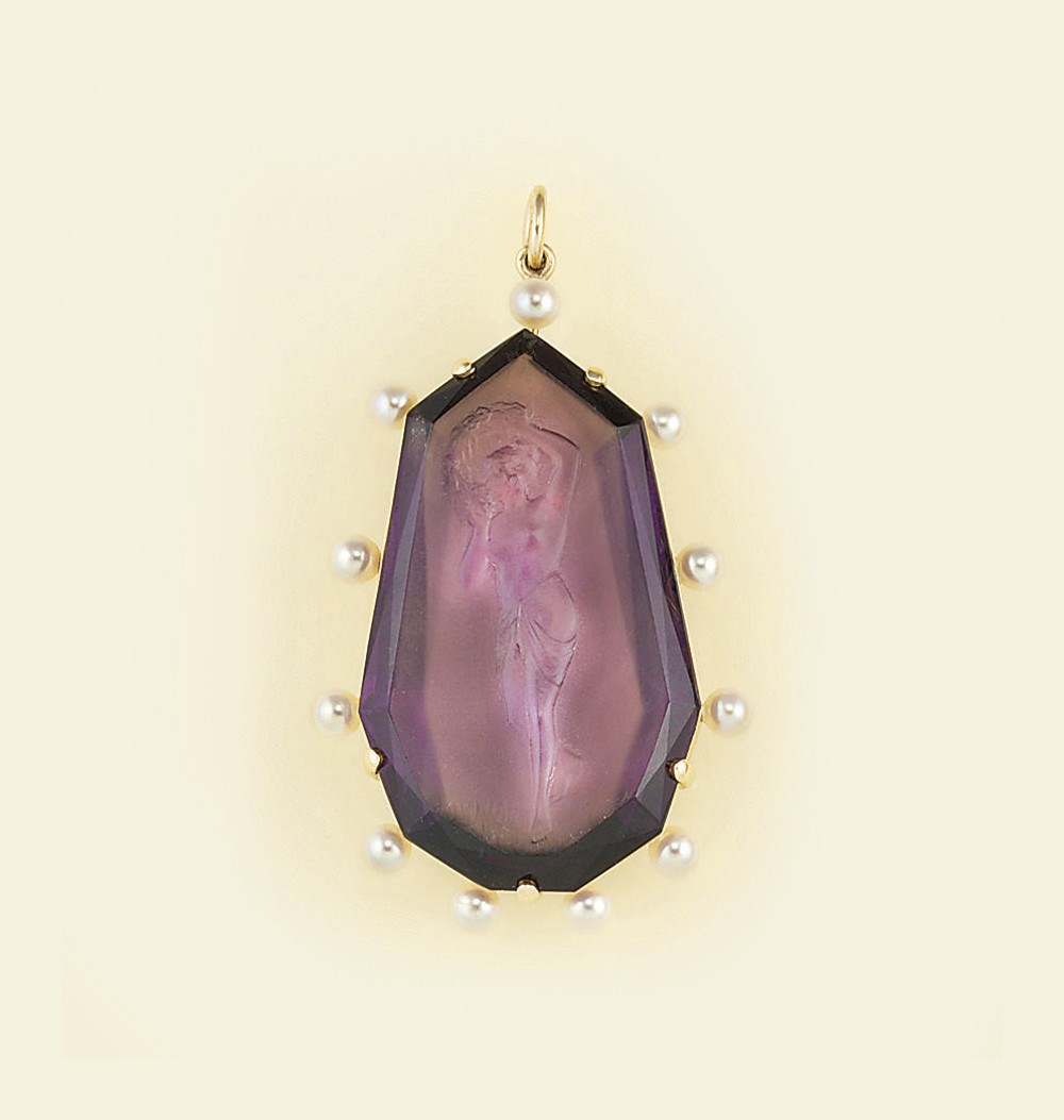 An amethyst cameo pendant