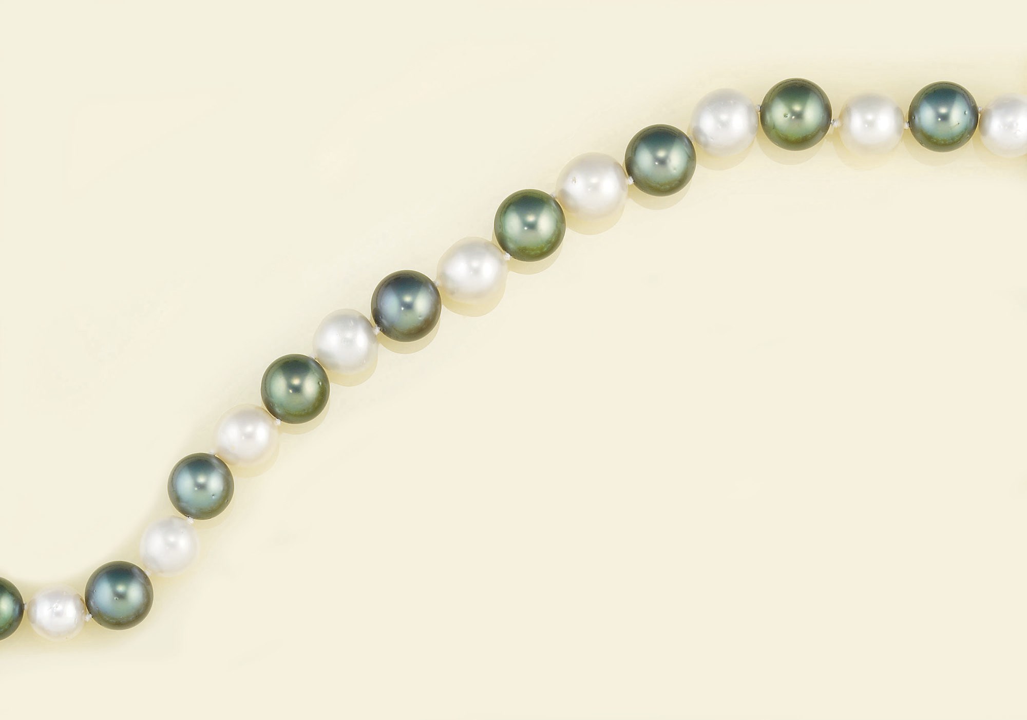 A CUTLURED PEARL NECKLACE