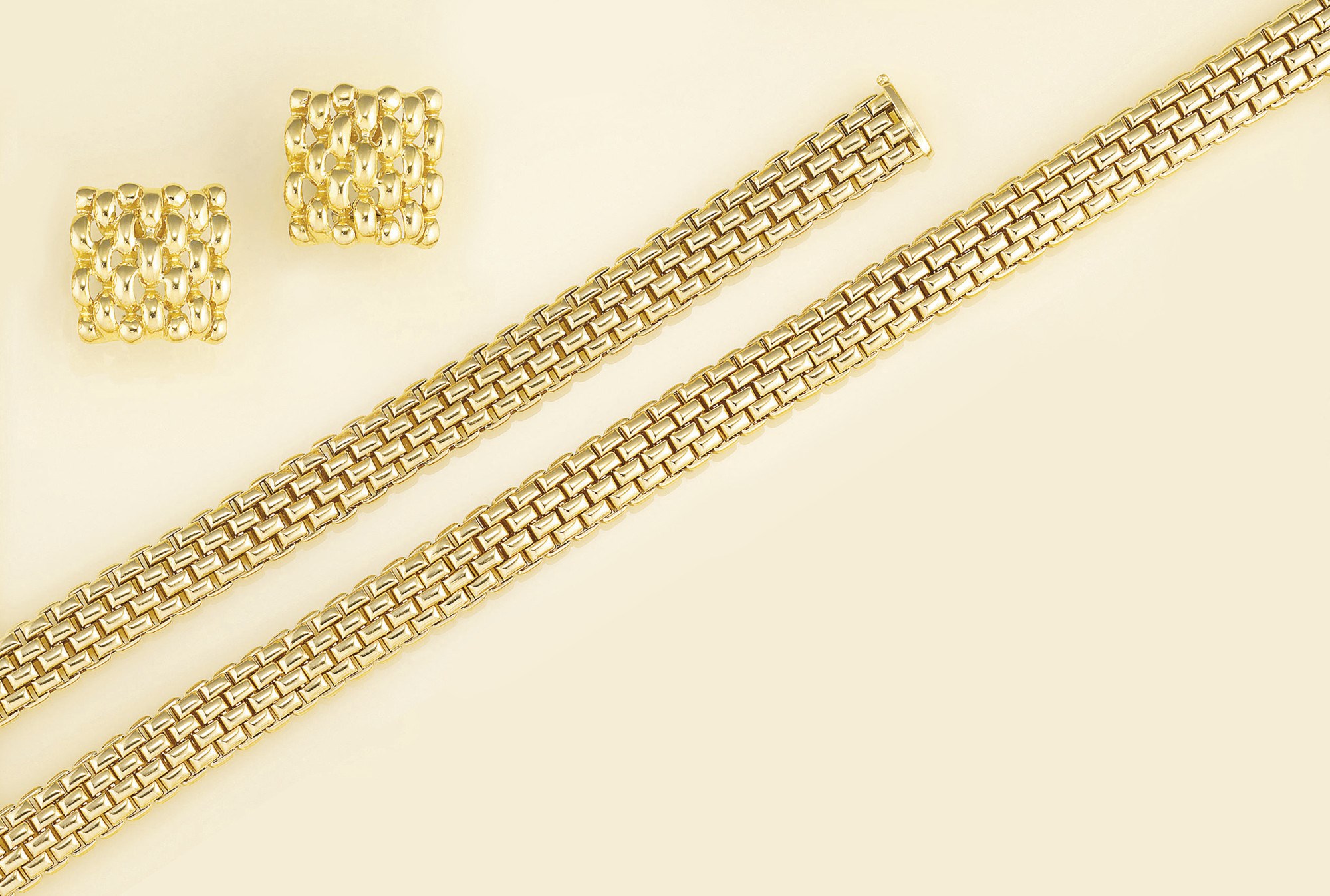 A fancy link necklace, bracelet and a pair of earclips