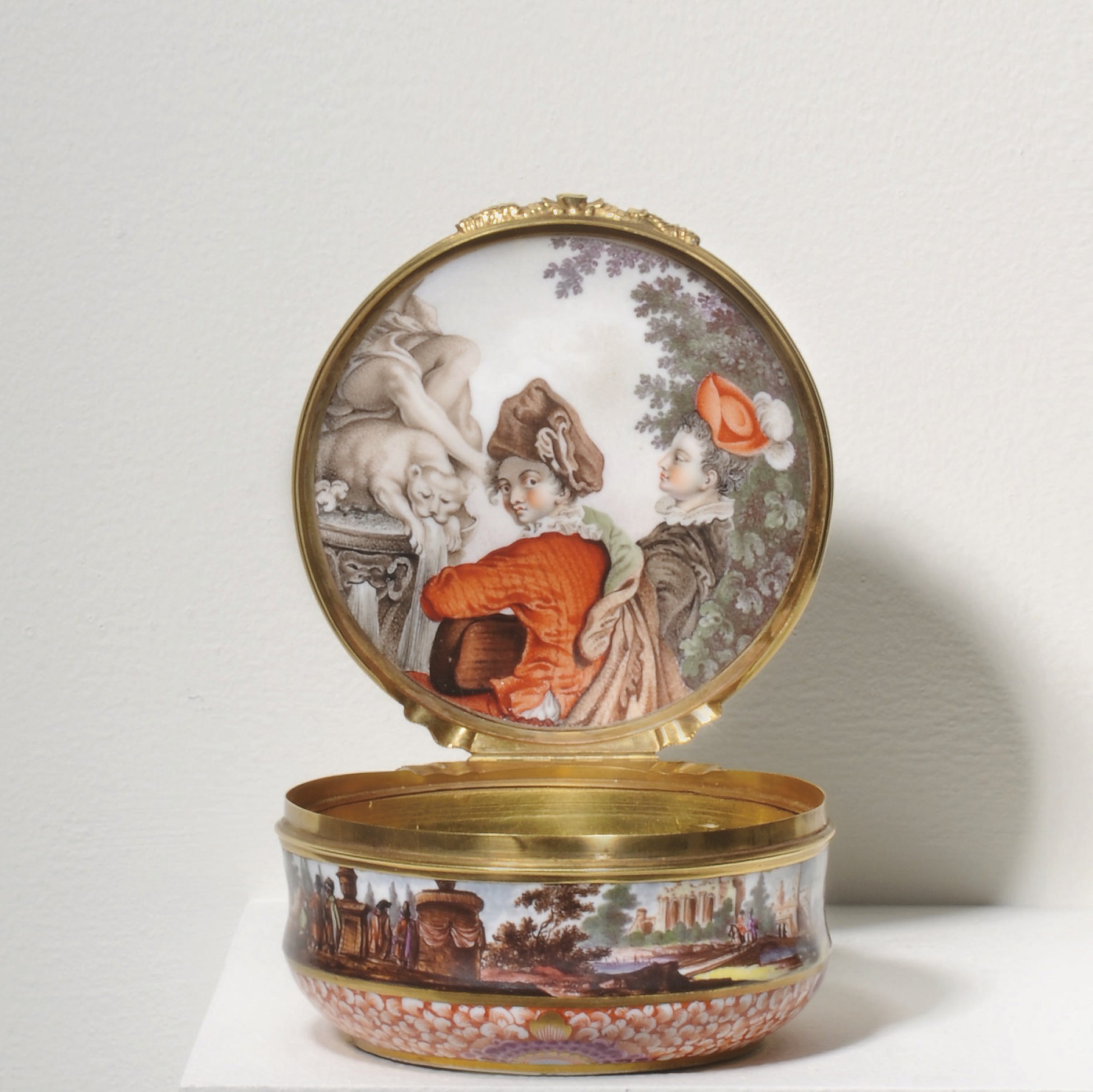 A MEISSEN GOLD-MOUNTED CIRCULAR SNUFF-BOX AND COVER
