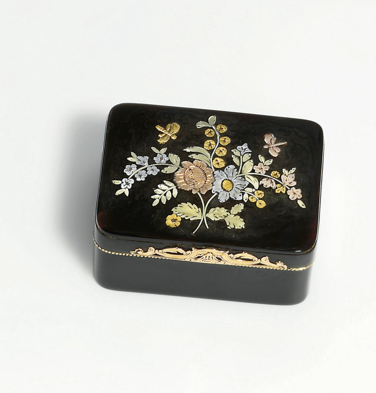 A CONTINENTAL GOLD-MOUNTED TORTOISESHELL SNUFF-BOX