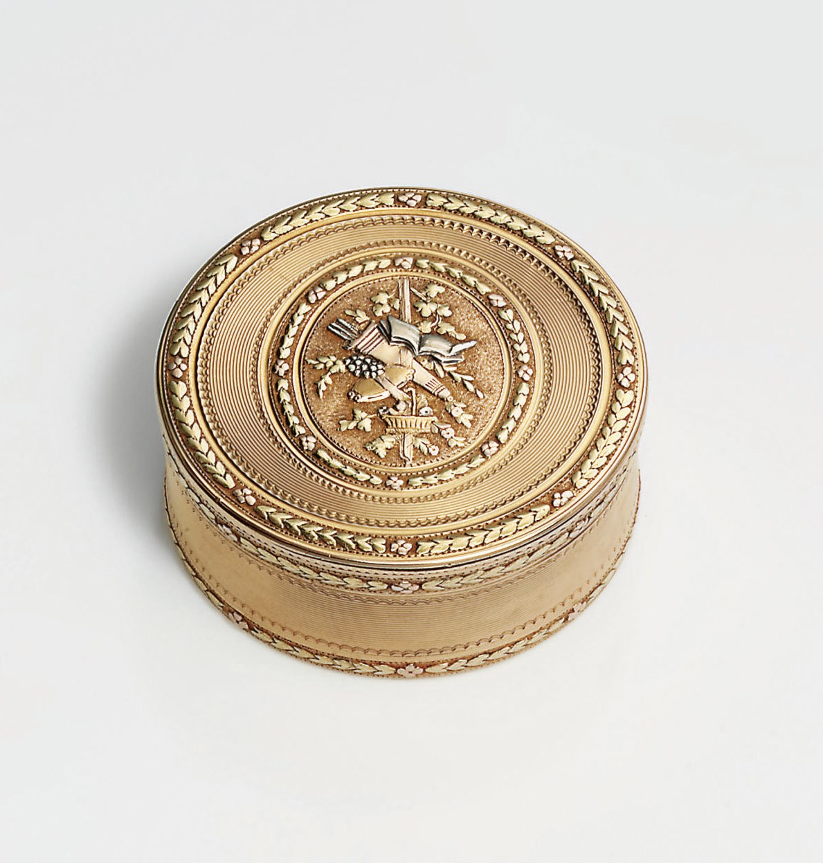 A LOUIS XVI FOUR-COLOUR GOLD BONBONNIÈRE