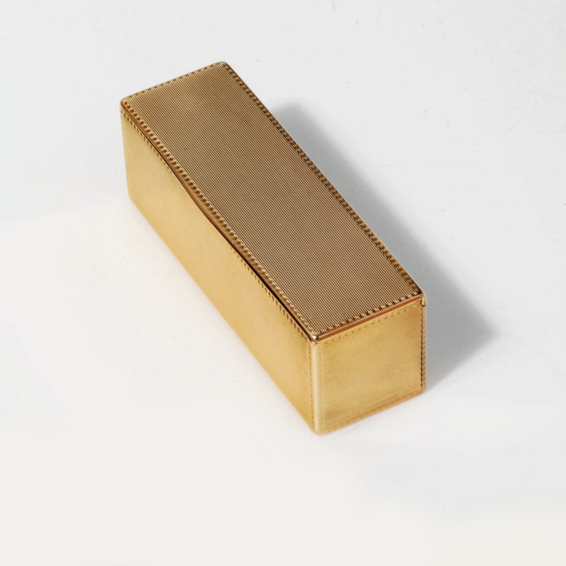 A CONTINENTAL GOLD SNUFF-BOX