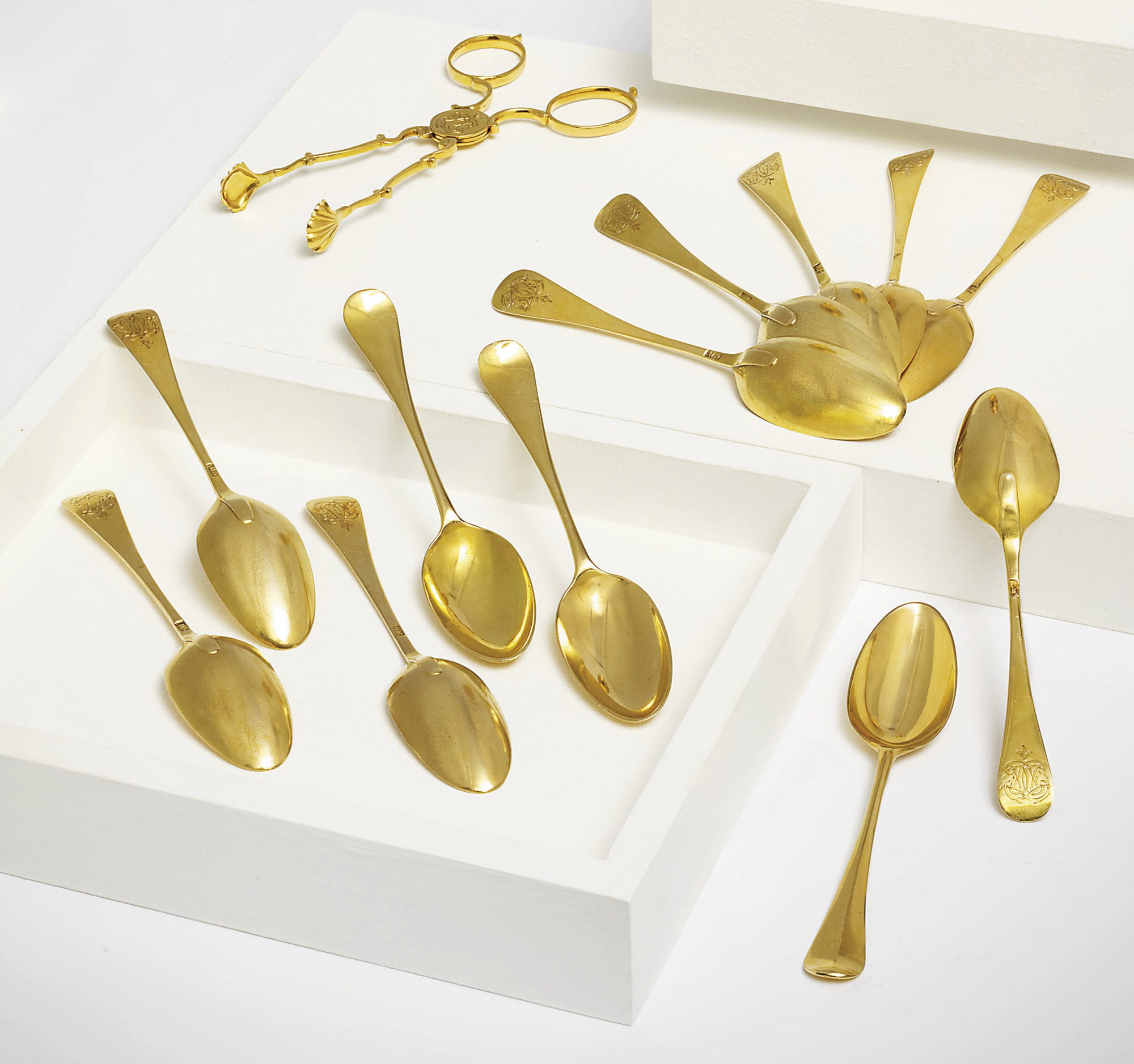 A RARE SET OF TWELVE GEORGE II GOLD TEASPOONS WITH A PAIR OF SUGAR NIPS EN SUITE