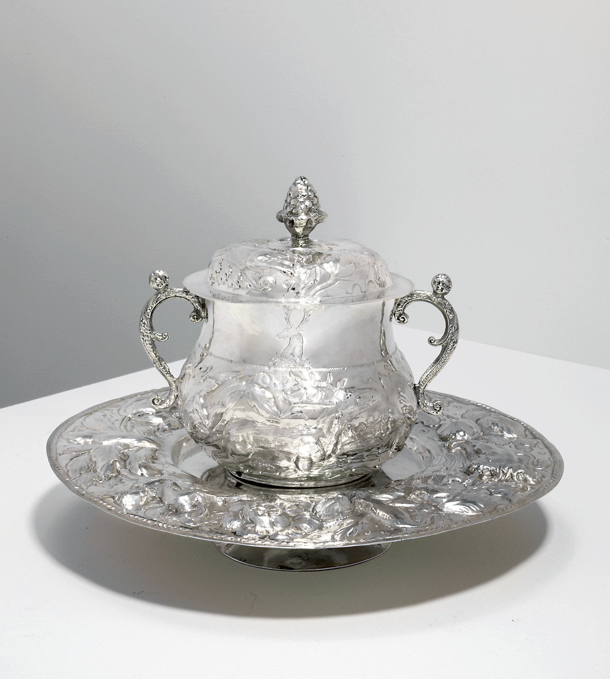 A CHARLES II SILVER PORRINGER, COVER AND STAND