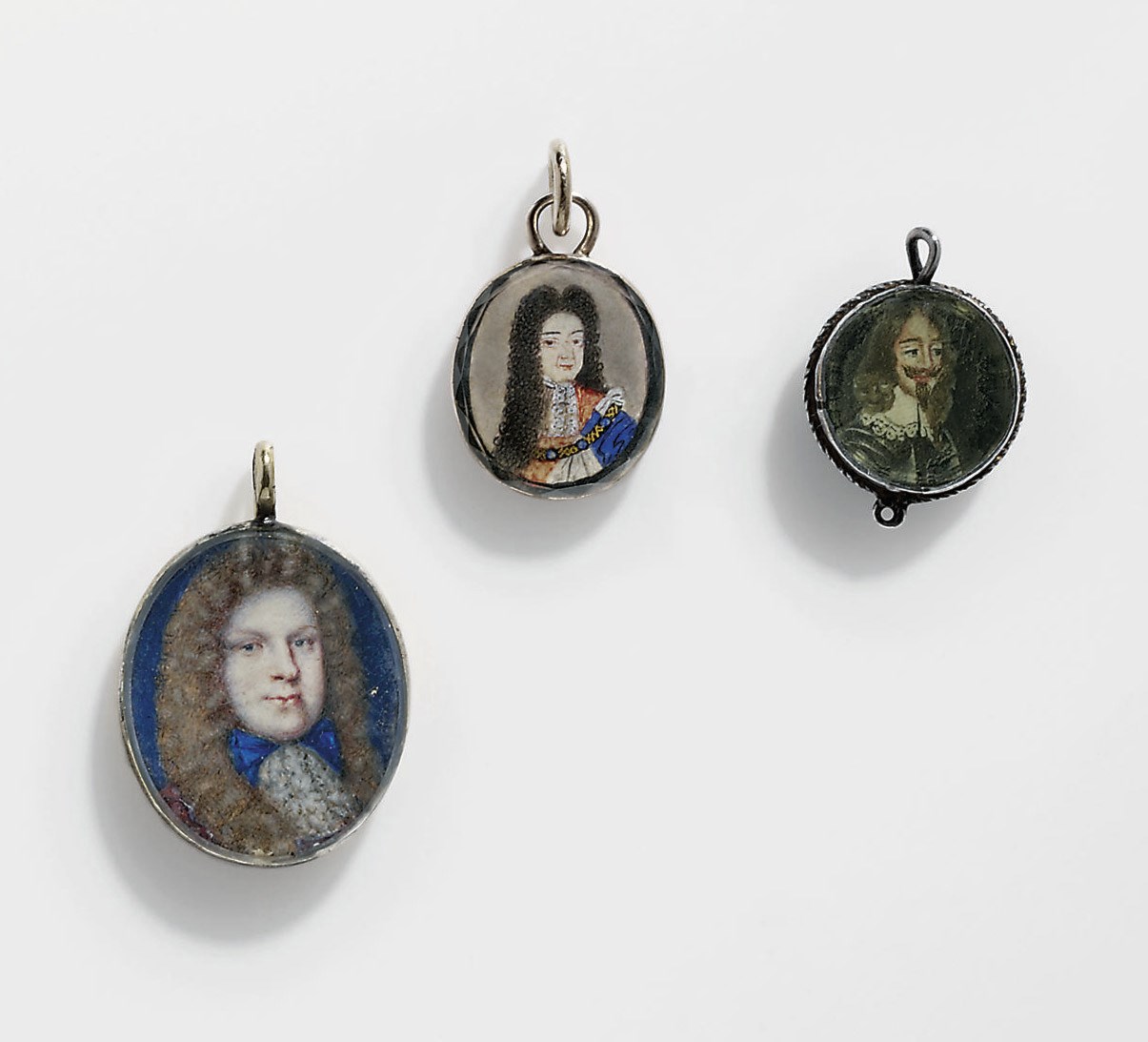 A 17TH CENTURY PENDANT SET WITH A MINIATURE, A WILLIAM III MEMORIAL PENDANT AND A CHARLES I MEMORIAL PENDANT