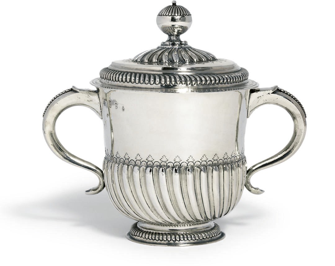 A WILLIAM III SILVER PORRINGER AND COVER