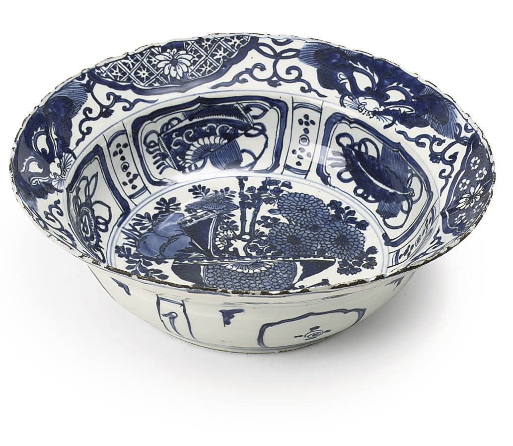 A large Chinese blue and white 'kraak porselein klapmuts' bowl