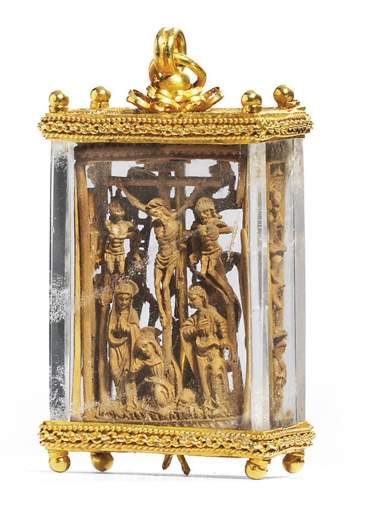 A GOLD FILIGREE, ROCK-CRYSTAL AND CARVED WOOD PENDANT