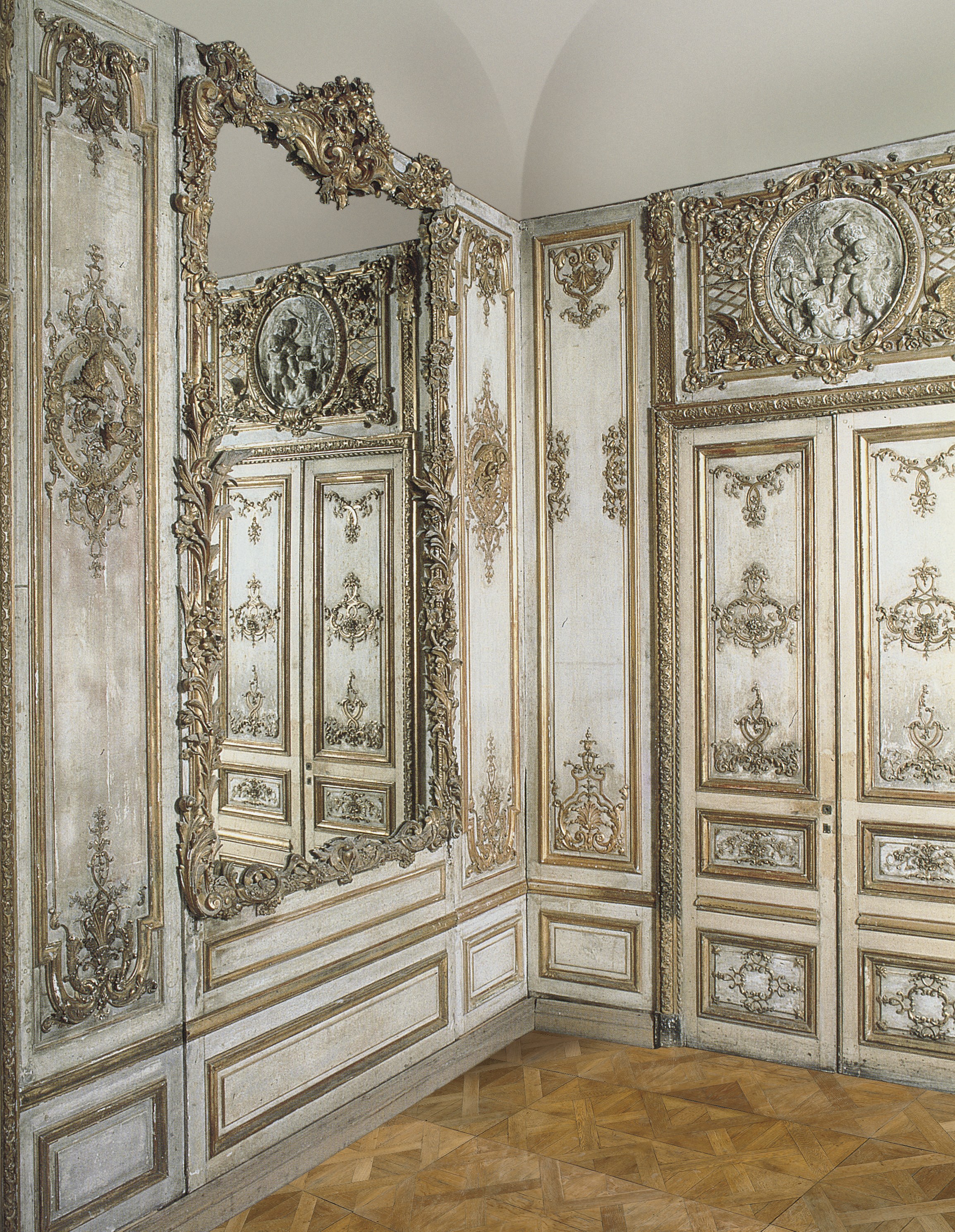 AN EARLY LOUIS XV PARCEL-GILT AND CREAM-PAINTED PANELLED ROOM