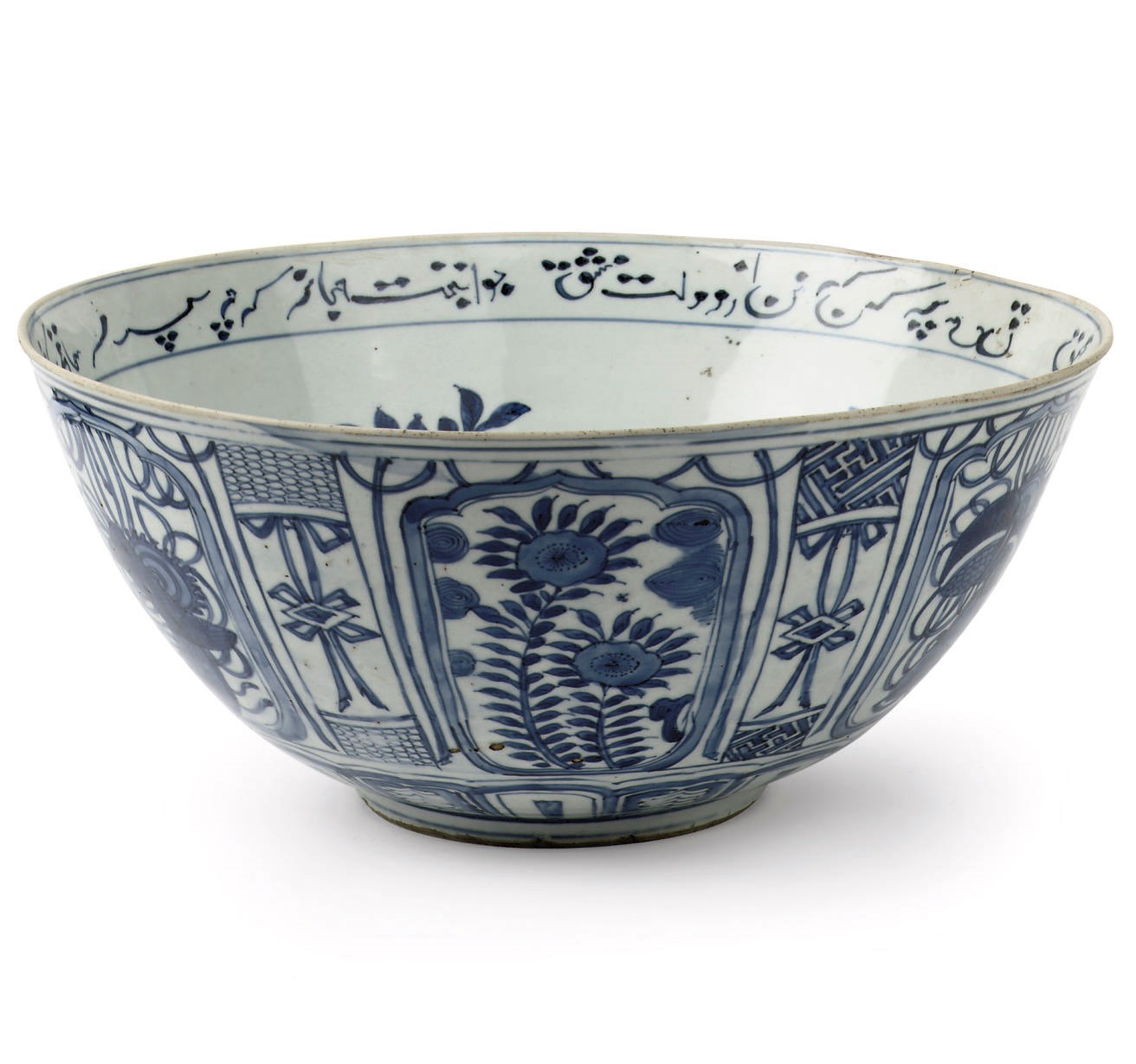 A rare Chinese blue and white 'kraak porselein' bowl for the Islamic market