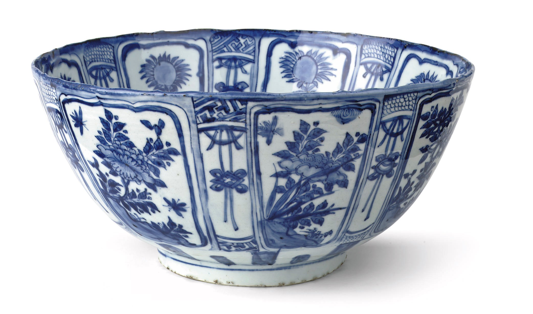 A large Chinese blue and white 'kraak porselein' bowl