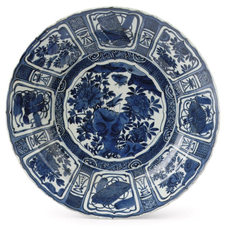 A large Chinese blue and white 'kraak porselein' charger
