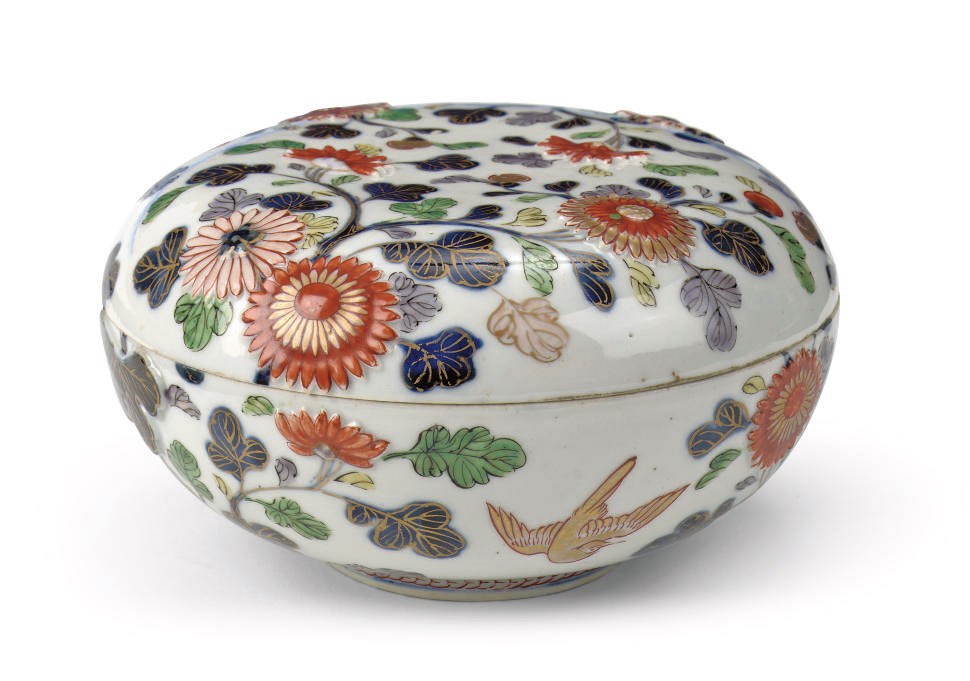A Japanese Imari circular box and cover