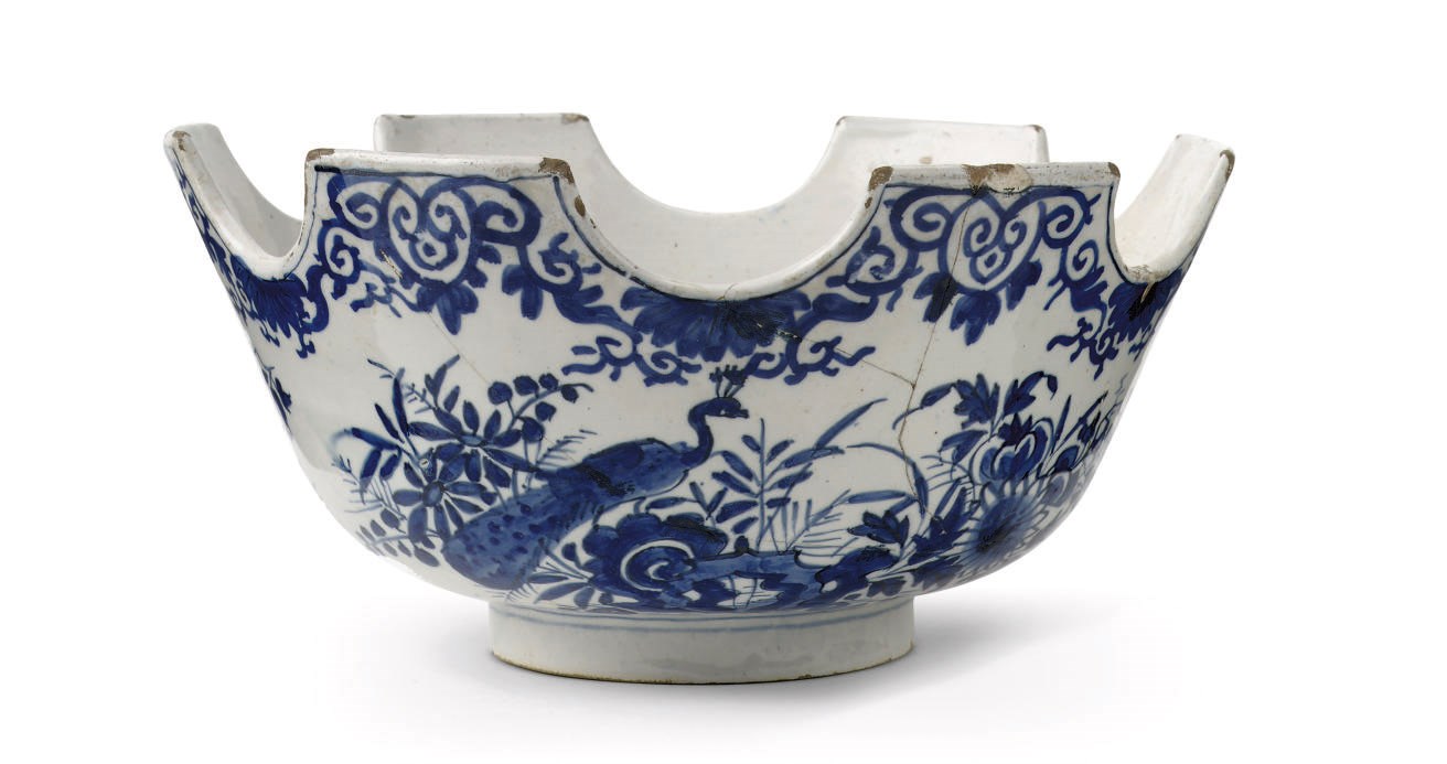 A Dutch Delft blue and white monteith