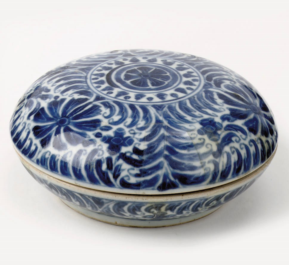 A Chinese blue and white circular box and cover