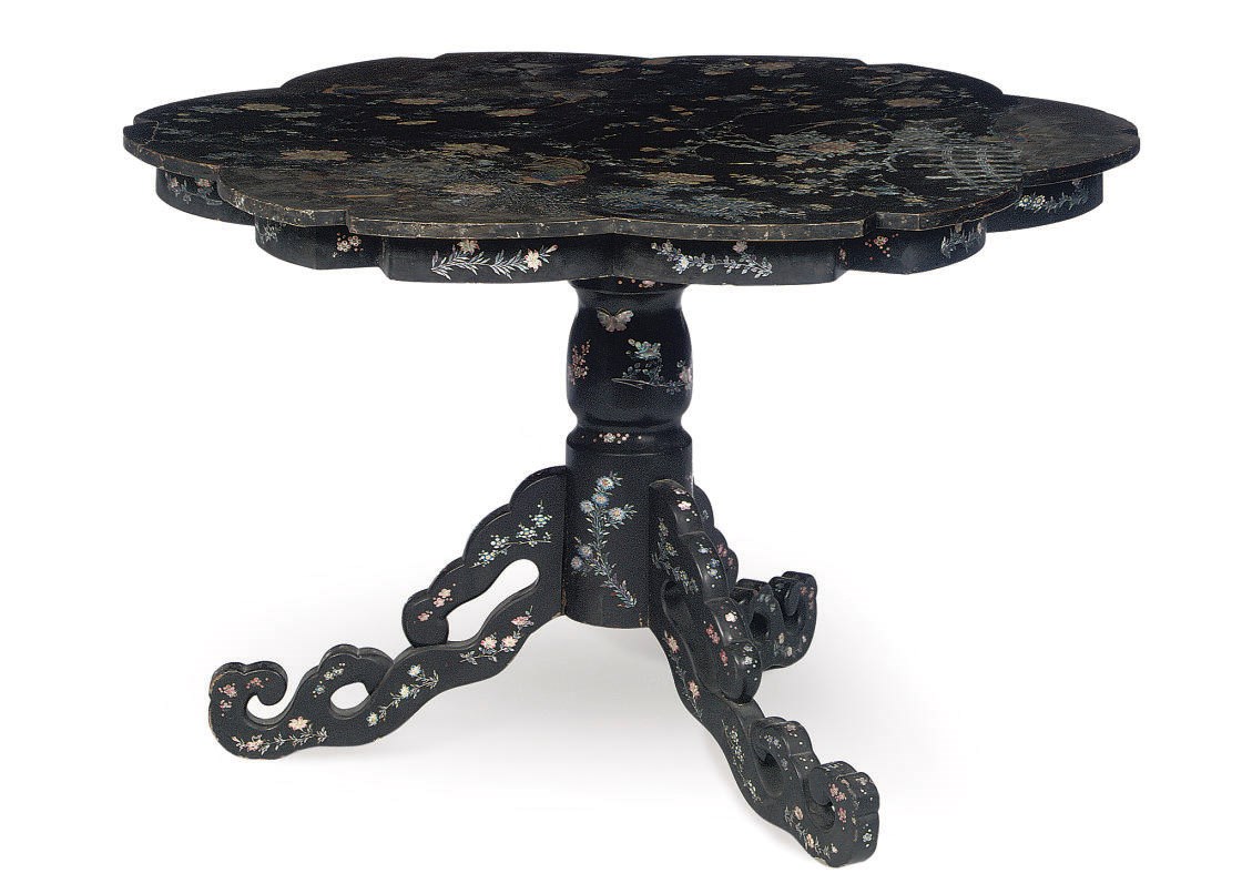 A Japanese Nagasaki export lacquer centre table