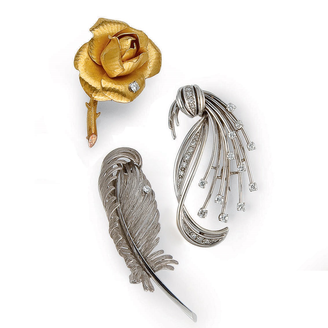 ENSEMBLE DE TROIS BROCHES DIAMANTS ET OR