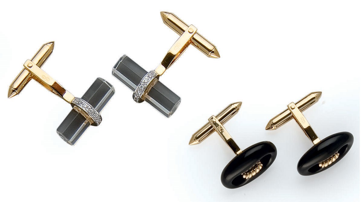 DEUX PAIRES DE BOUTONS DE MANCHETTES CRISTAL DE ROCHE ET ONYX