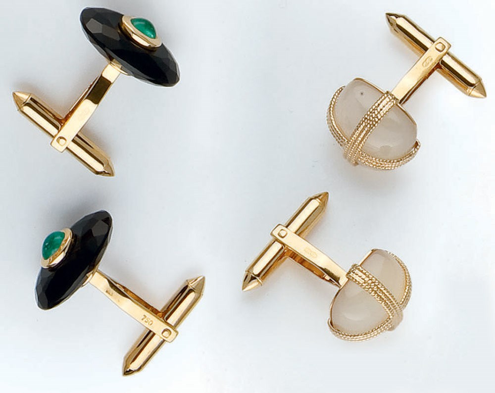 DEUX PAIRES DE BOUTONS DE MANCHETTES NACRE, EMERAUDES ET ONYX