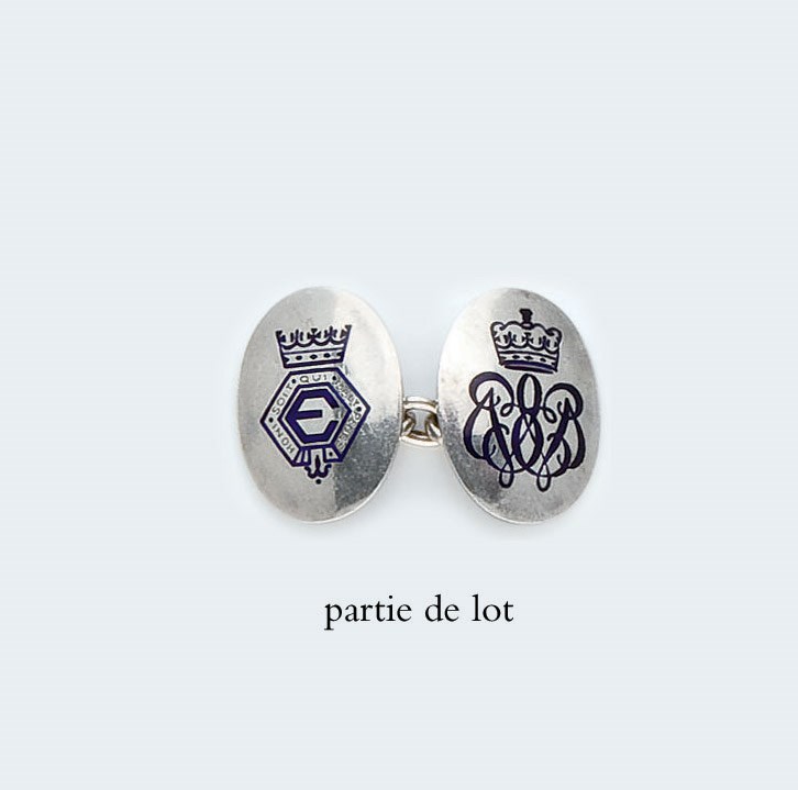 DEUX PAIRES DE BOUTONS DE MANCHETTES EMAIL, OR ET ARGENT