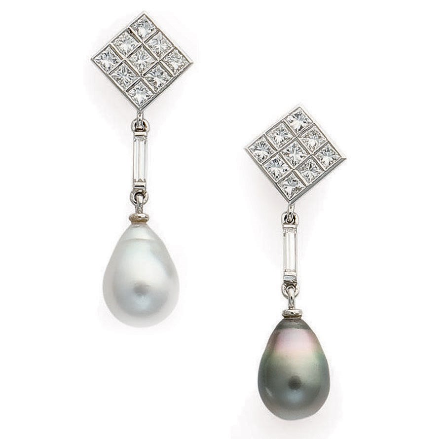 PAIRE DE PENDANTS D'OREILLES PERLES DE CULTURE ET DIAMANTS
