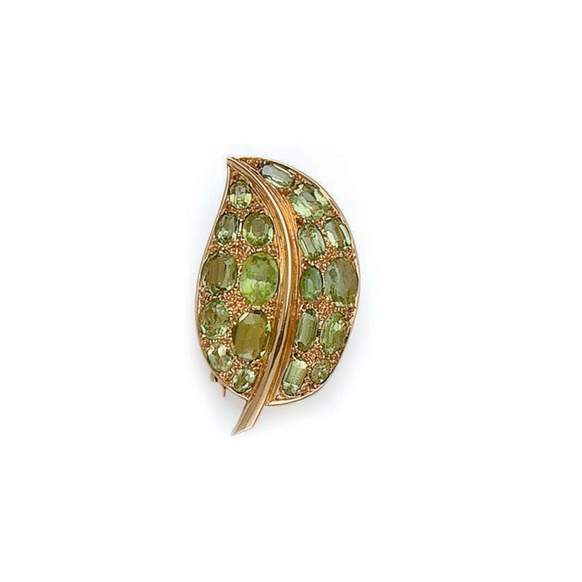 CLIP "FEUILLE DE LILAS" PERIDOTS, PAR RENE BOIVIN