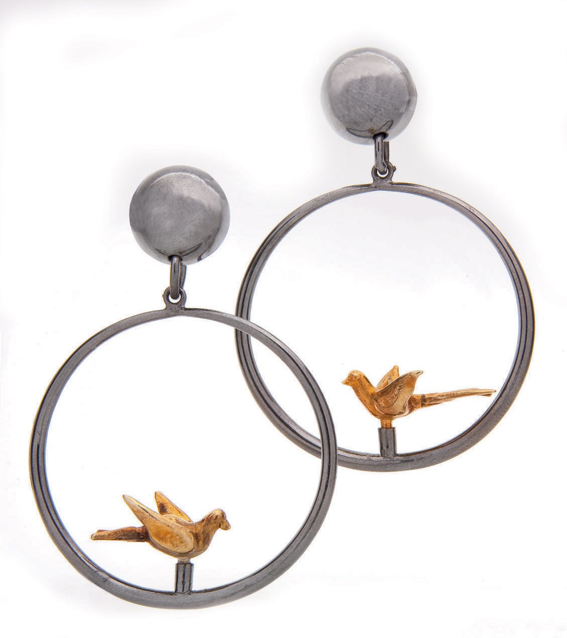 PAIRE DE CLIPS D'OREILLES "COUPLE DE TOURTERELLES" EN BRONZE, PAR LINE VAUTRIN