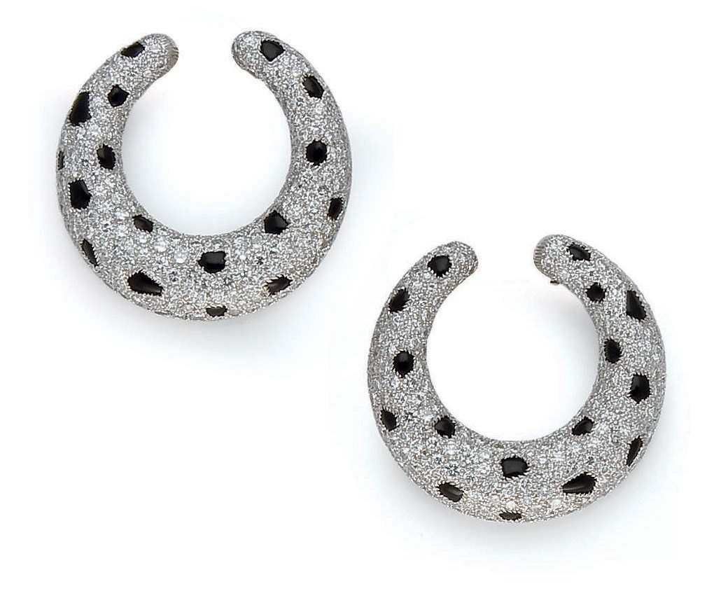 PAIRE DE CLIPS D'OREILLES "PANTHERE" ONYX ET DIAMANTS, PAR CARTIER