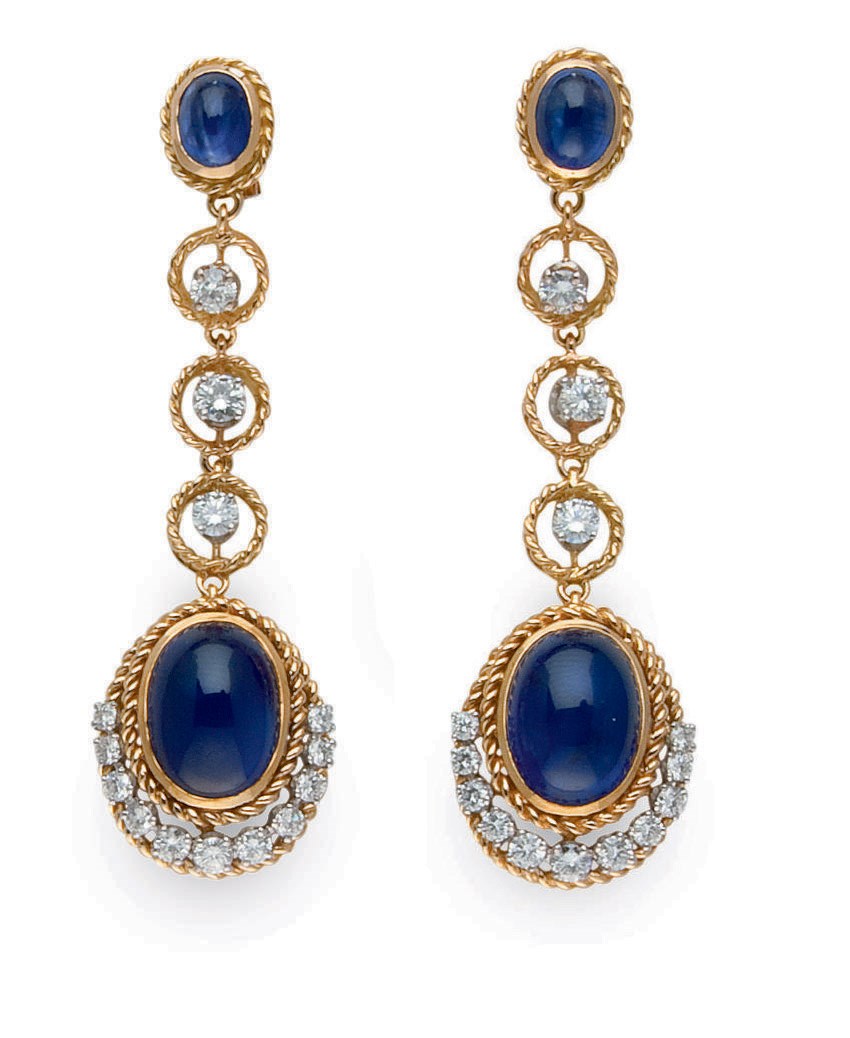 PAIRE DE PENDANTS D'OREILLES SAPHIRS ET DIAMANTS