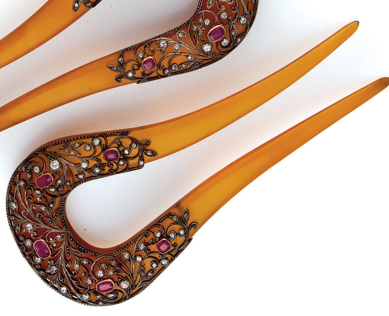 PAIRE DE PEIGNES ECAILLE, RUBIS ET DIAMANTS