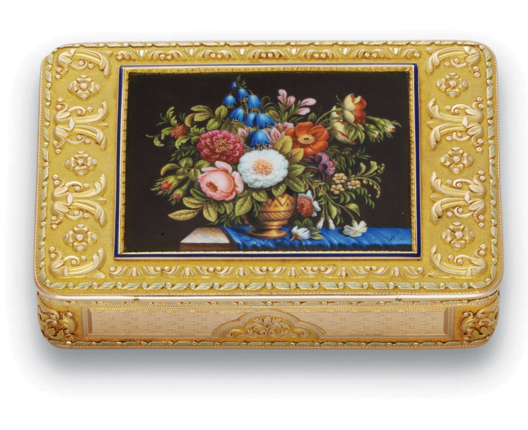 A GERMAN THREE-COLOUR GOLD SNUFF-BOX SET WITH AN ENAMEL PLAQUE