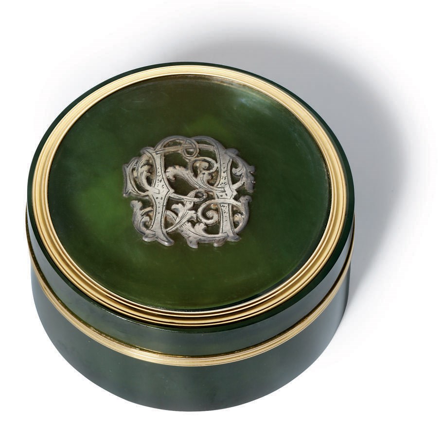A GOLD-MOUNTED HARDSTONE BONBONNIÈRE