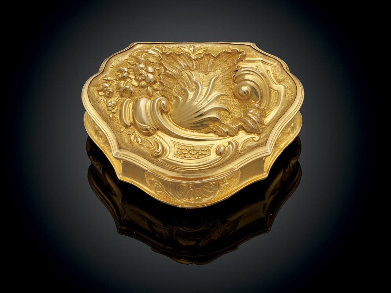 A GEORGE II GOLD SNUFF-BOX