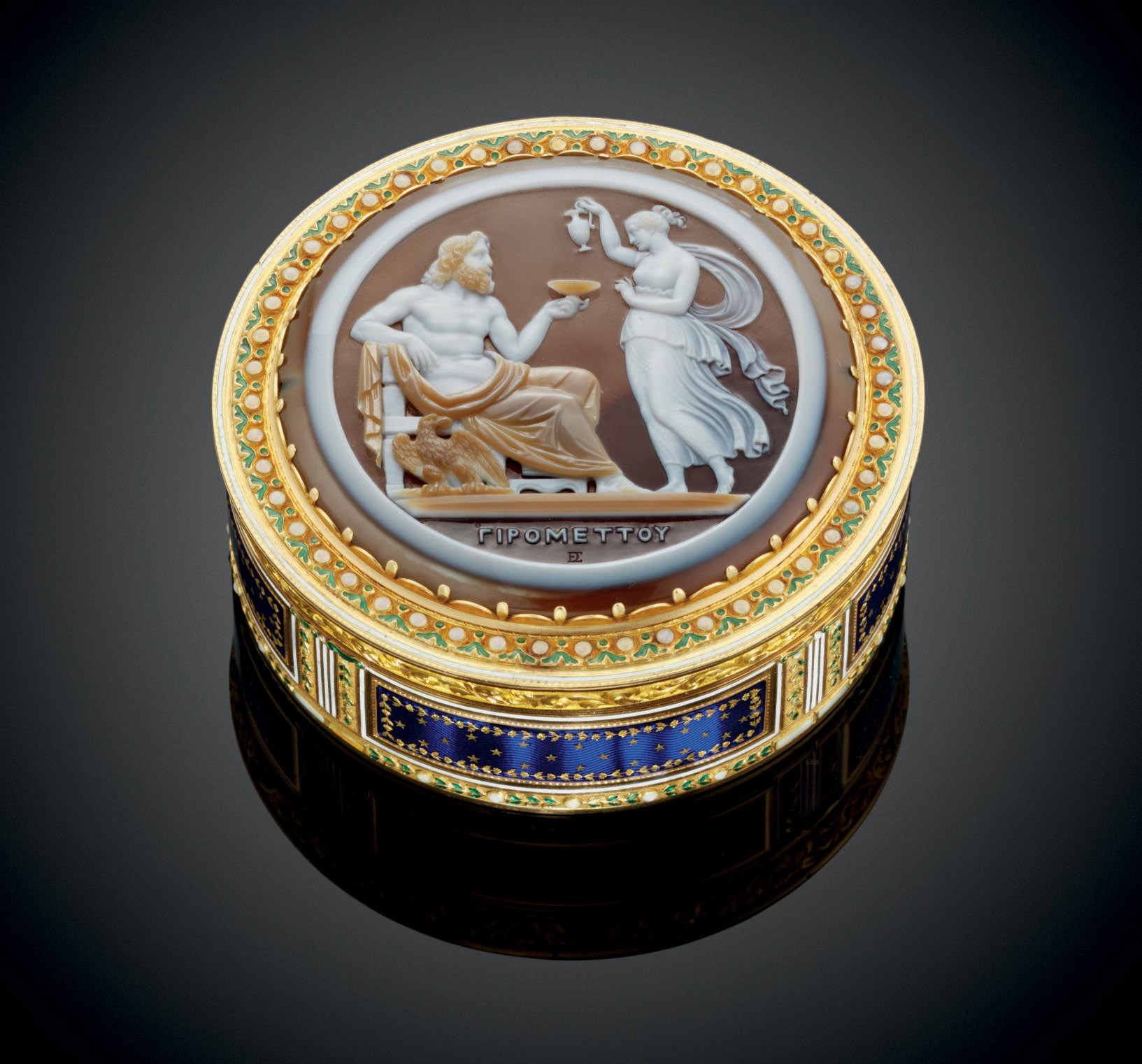 A LOUIS XVI ENAMELLED GOLD BONBONNIÈRE SET WITH A CAMEO