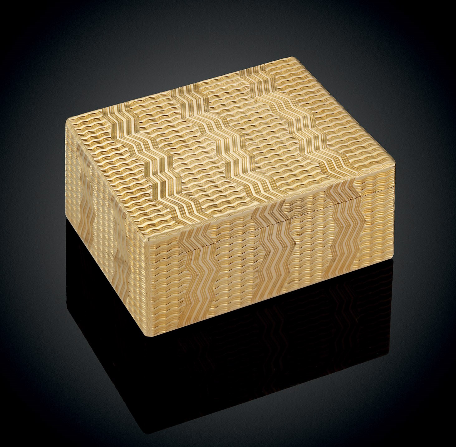 A CONTINENTAL ROCOCO GOLD SNUFF-BOX